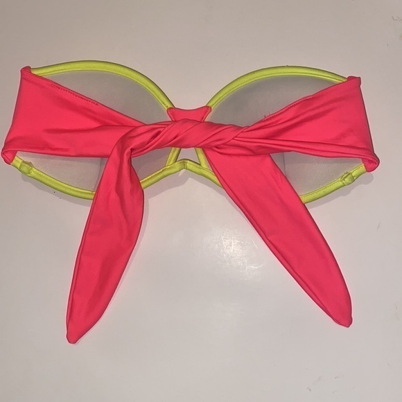 Beach Bunny Lunar Bikini Set size medium - Picture 15 of 16